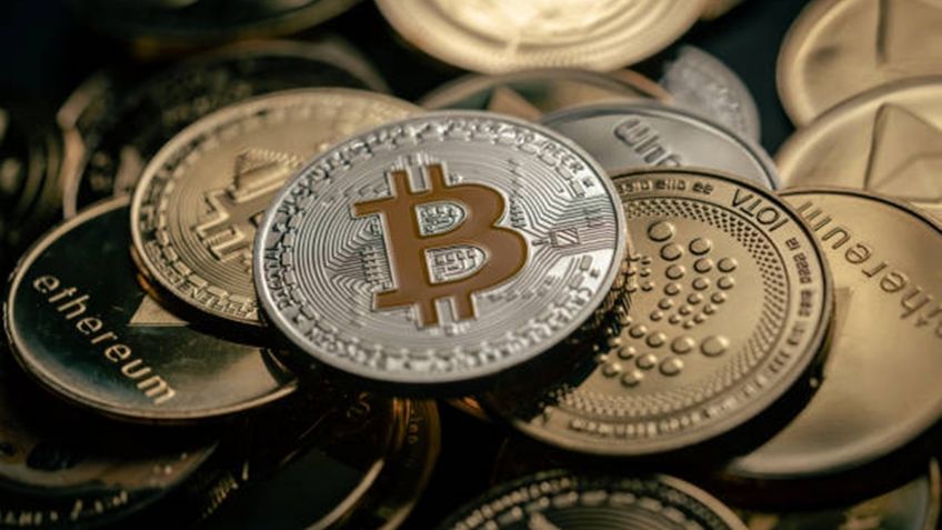 Trump abriría fondos de pensiones de EU a inversiones en criptomonedas y oro