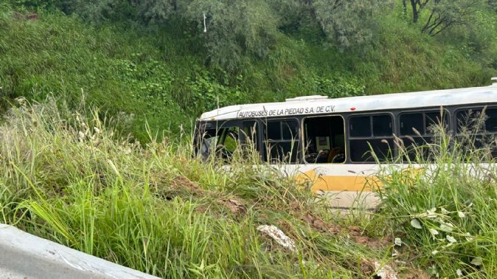 Vuelca camión de pasajeros en carretera San Miguel de Allende - Dolores Hidalgo