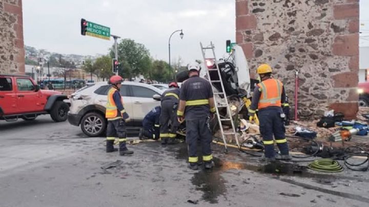 Chocan 3 automoviles en Querétaro; una mujer muere y otra persona resulta herida