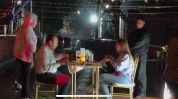 Alcalde de Cortazar celebra aniversario de bodas en puente peatonal colgante |VIDEO