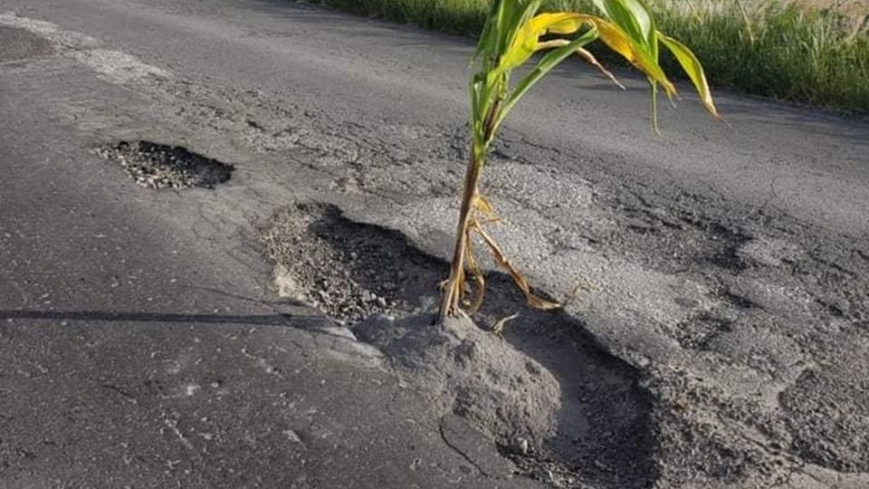 Los baches en la carretera tienen varios centímetros de hondo y diámetro