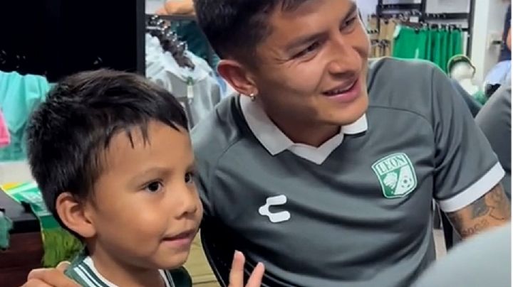Club León: Iván Moreno le compra playera a niño en firma de autógrafos. Es el "Best boy"