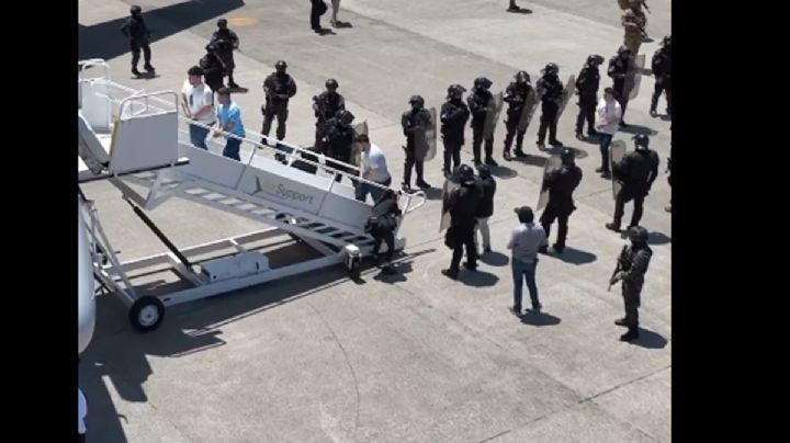 Bukele entrega a integrantes del Tren de Aragua en intercambio con Venezuela