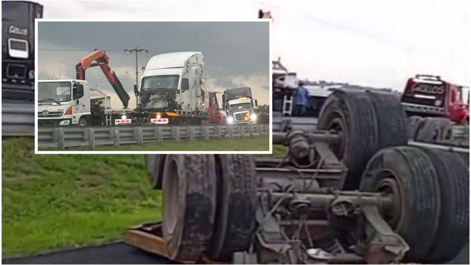 El tráiler estaba atorado a dos remolques que igual volcaron