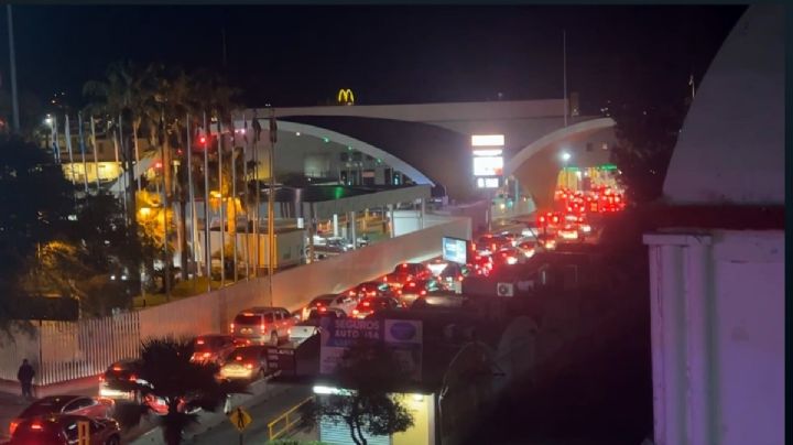 Bloquean paso hacia EU por balacera en garita de Nogales