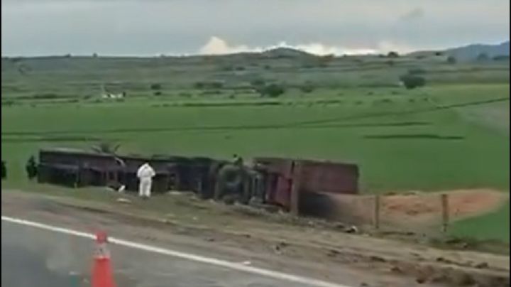 Dos muertos tras volcadura de tráiler en la México-Tuxpan