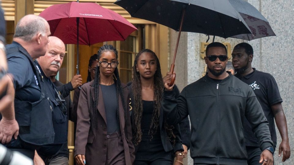 La familia de Combs a la salida de la corte