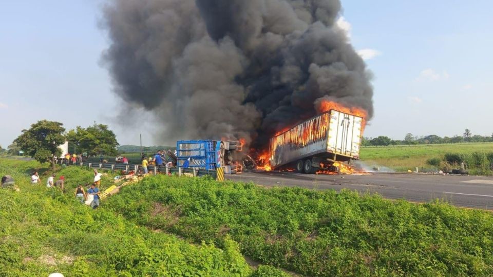 VIDEO Choque e incendio de tractocamiones paraliza autopista La Tinaja-Cosoleacaque