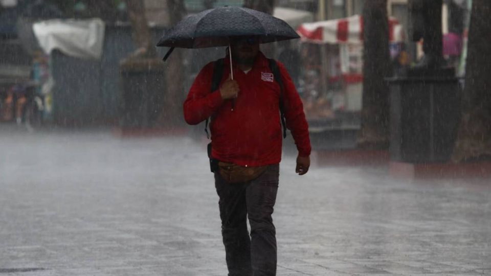 Hay que prevenirse con paraguas e impermeable si se sale este día a la calle.