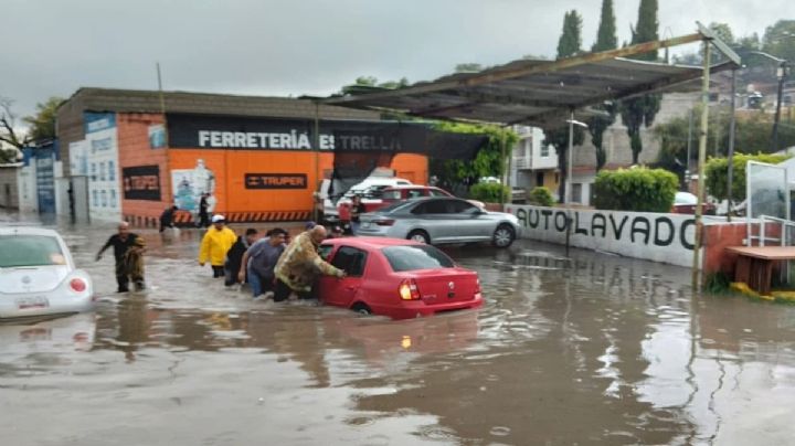 Video | Lluvias en Tepeji dejan 4 casas anegadas y vehículos varados; casi se lleva escenario en Mixquiahula