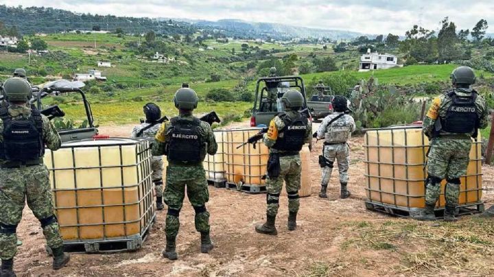 Pobladores evitan aseguramiento de huachicol con palos y piedras contra militares