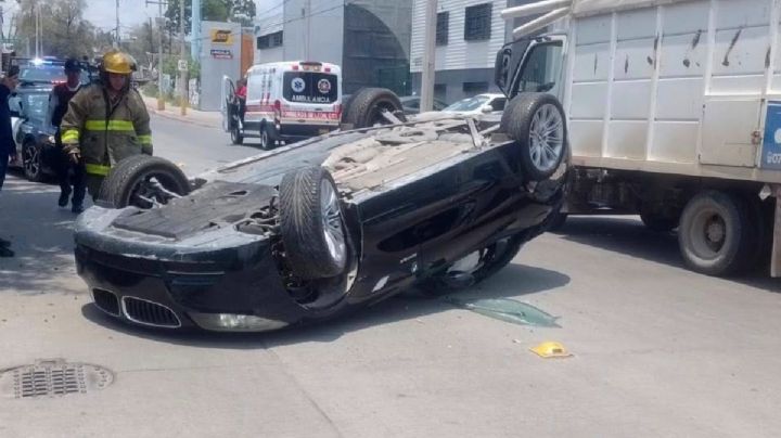 Se volcó un auto BMW afuera de Multimedios; una calle de baja velocidad| VIDEO