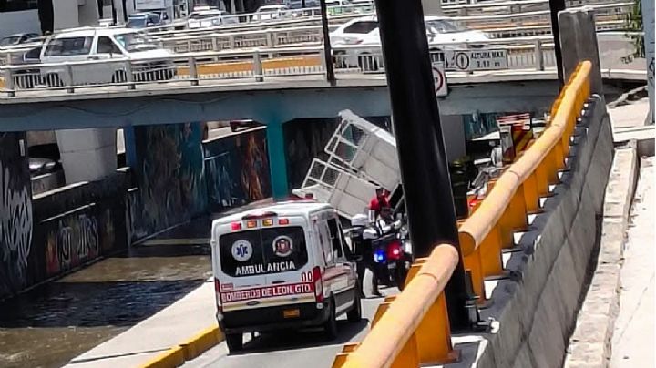 Por este motivo no se podía pasar por Malecón del Río: una camioneta se volcó y casi cae al agua