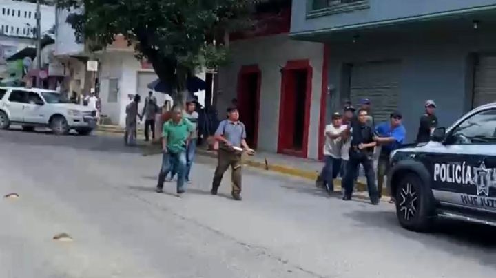 Tensión en Huejutla; pobladores hacen destrozos y retienen a funcionarios