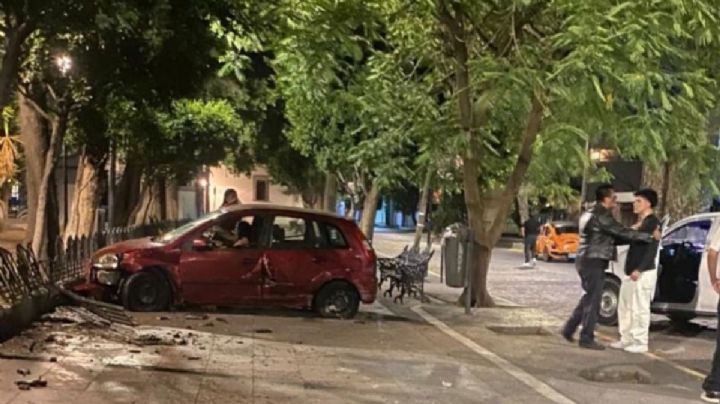 Choca ebrio en la Alameda, huye y deja a su acompañante lesionada en el coche