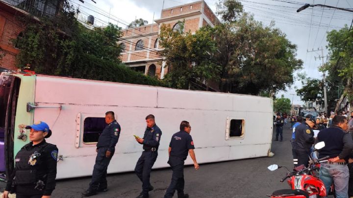 Volcadura de transporte público en Xochimilco deja 17 heridos