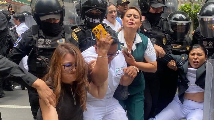 “De héroes a villanos”: personal de salud es desalojado tras exigir derechos laborales