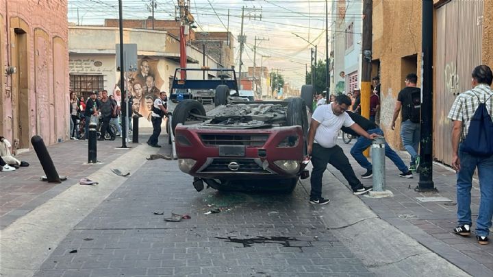 Vuelca carro en la colonia Obregón en León