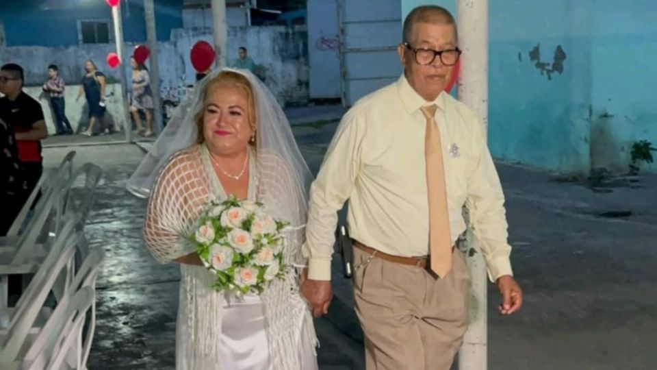 Isabel y Arturo: la pareja que llegó a su boda de plata en triciclo a Tejería, Veracruz