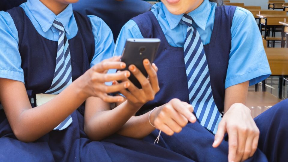 El Congreso aprobó reforma a ley para prohibir los dispositivos en nivel básico y medio superior; ¿qué opinas?