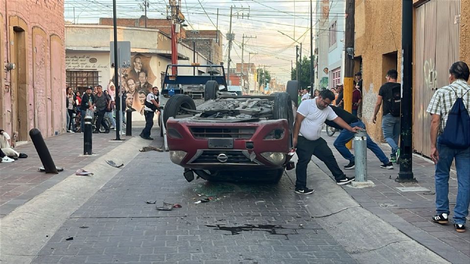 Un auto volcó en la colonia Obregón de León