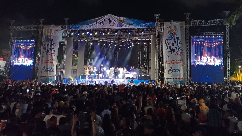 VIDEO: Coronan a la Doncella del Mar en las fiestas de Santa Ana 2025 en Boca del Río