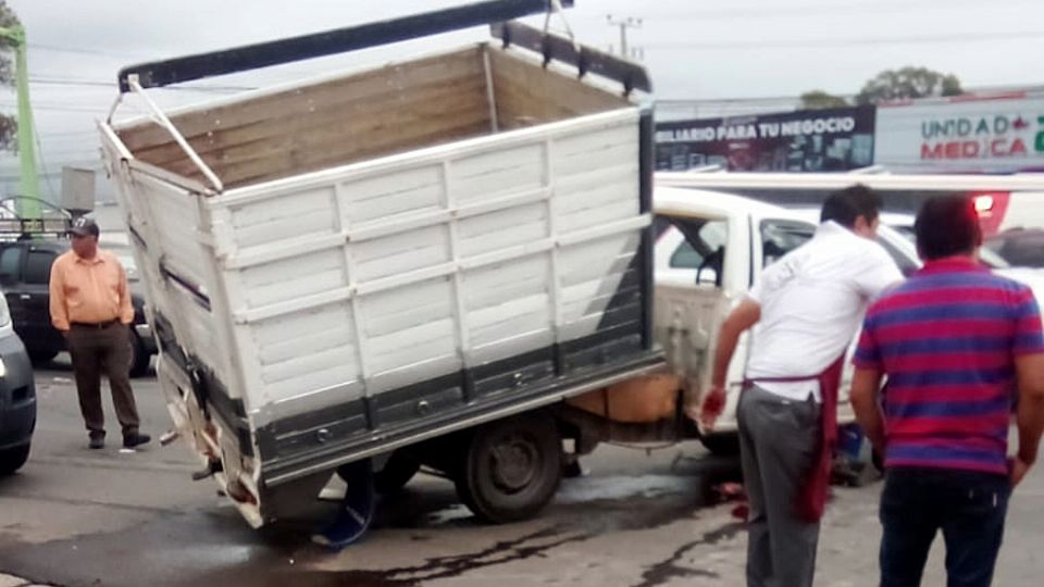El autobús de pasajero embistió de frente a la camioneta en la que viajaban los jóvenes