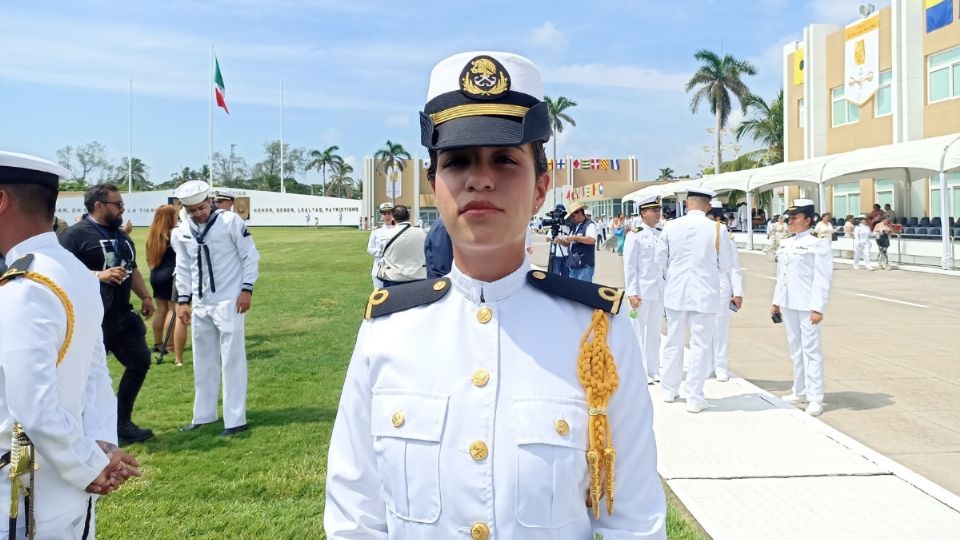Rebeca es la primera mujer de su familia en egresar de la Heroica Escuela Naval