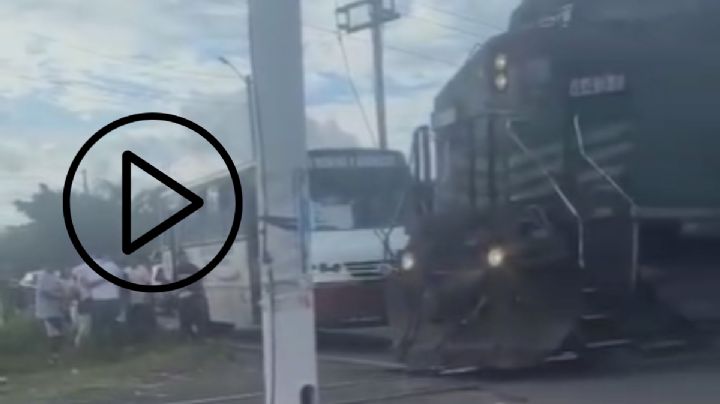 VIDEO: Chófer abandona camión de Puente Moreno en vías del tren y desata pánico entre los pasajeros