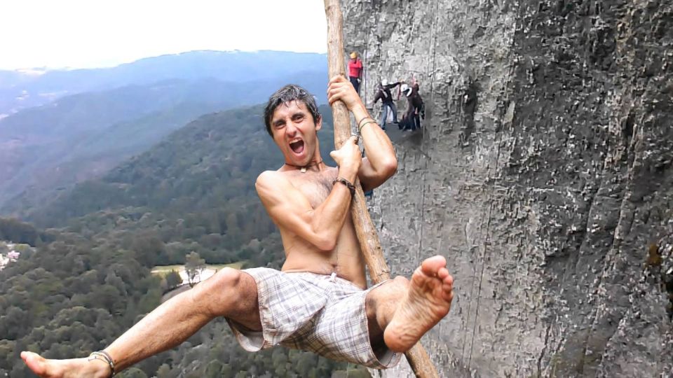 Vive una experiencia inolvidable en un recorrido a través de la puentes colgantes, lianas, tirolesas y más en la Vía Ferrata