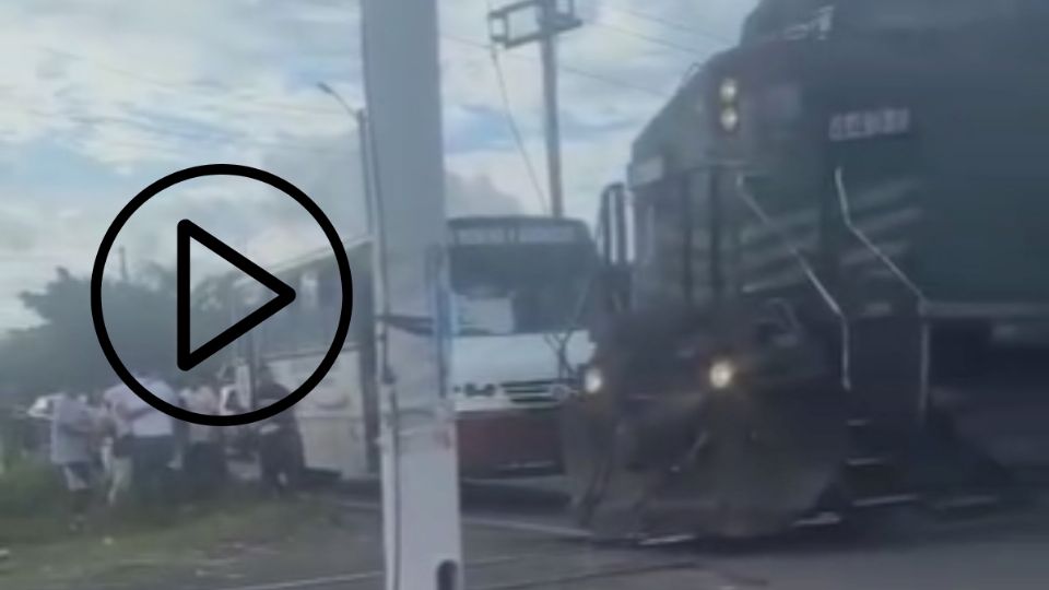 VIDEO: Chófer abandona camión de la ruta Puente Moreno en vías del tren y desata pánico entre los pasajeros, en Veracruz