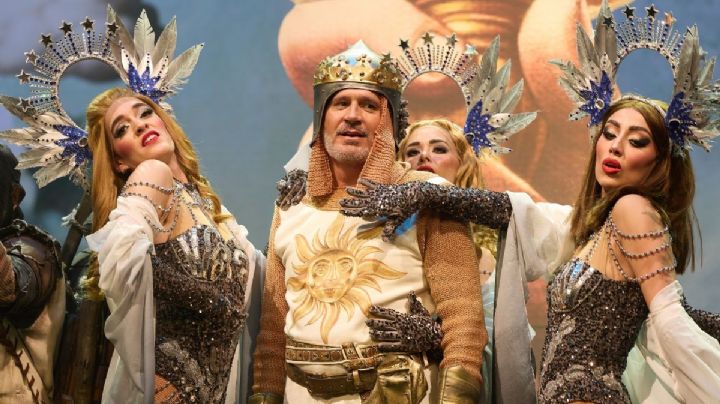 Arath de la Torre conquista "Spamalot" como el Rey Arturo