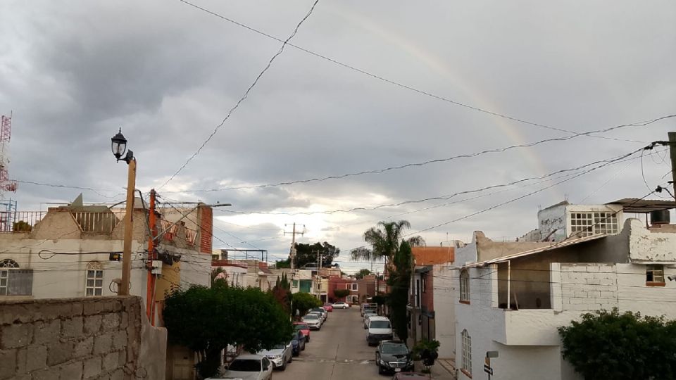 Un arcoiris en León, ayer por la tarde, entre una ligera llovizna.