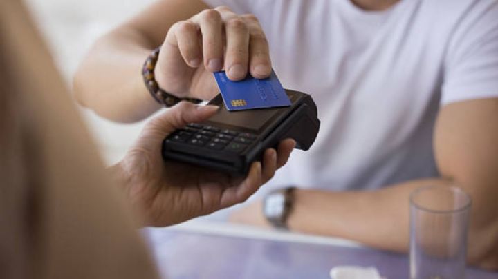 Profeco va por tienditas, papelerías y restaurantes por cobro extra por pago con tarjeta