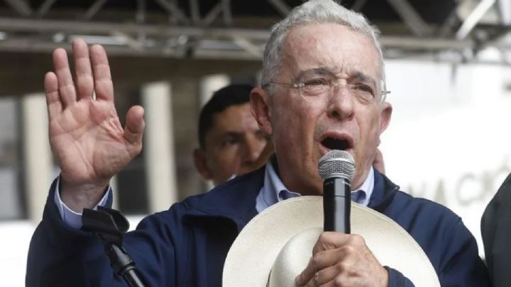 Álvaro Uribe, expresidente colombiano, condenado a 12 años de prisión domiciliaria