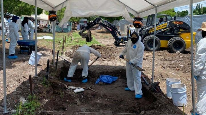 Se van buscadoras y peritos exhuman cuerpos de fosa en Culiacán sin su presencia
