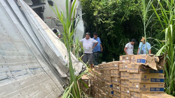 Guardia Nacional evita rapiña tras volcadura de tráiler con latas de piña en Minatitlán