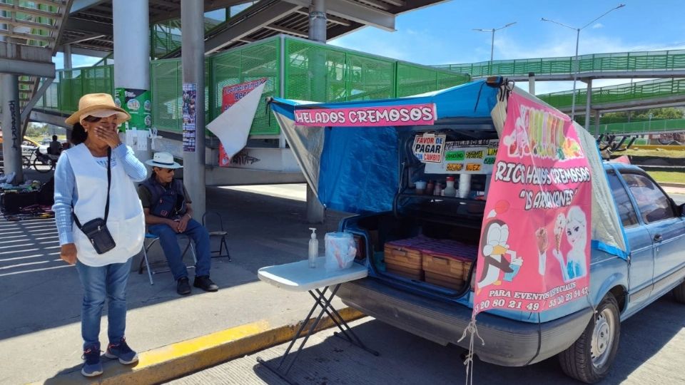 La pareja trabaja para completar los gastos del mes