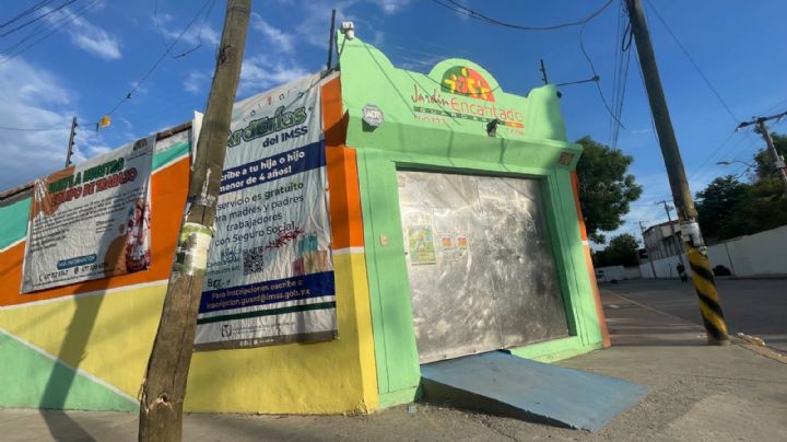 Poste de Telmex a punto de caer en la entrada de guardería en León