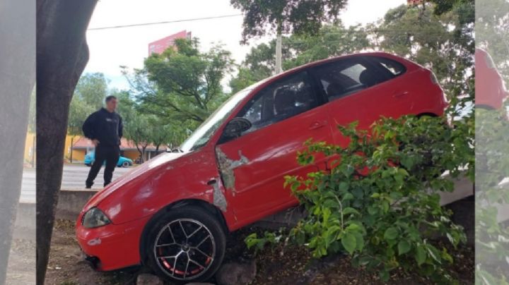 Árboles salvaron a dos jóvenes de caer a Malecón del Río con todo y coche; esto pasó