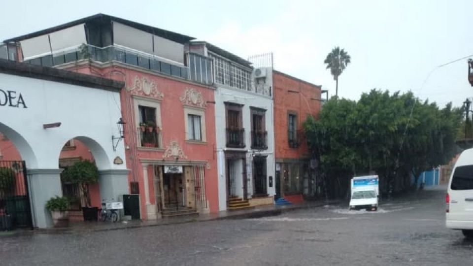 Fuerte lluvia ayer en San Miguel de Allende.