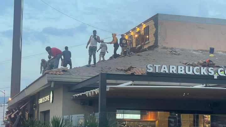 ¿Qué hacen tantos hombres arriba del techo del Starbucks en León?