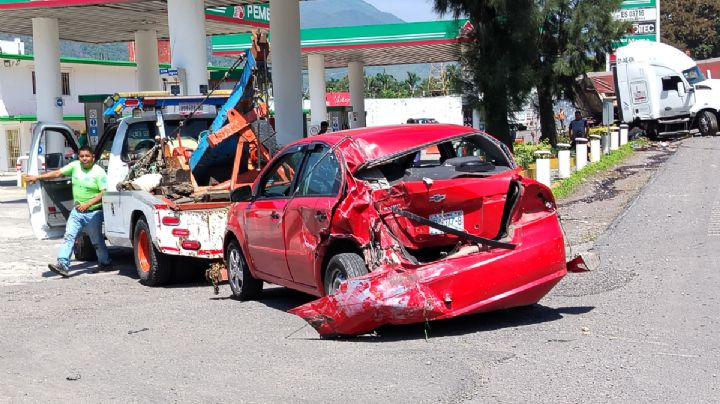 VIDEO: Tractocamión impacta auto con pasajeros dentro: esto sabemos