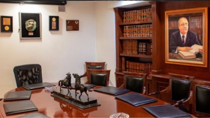 ¿Quiénes son los abogados del excontralor César Román N?