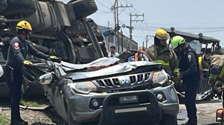 Tolva con cemento aplasta camioneta: hay tres personas prensadas en León
