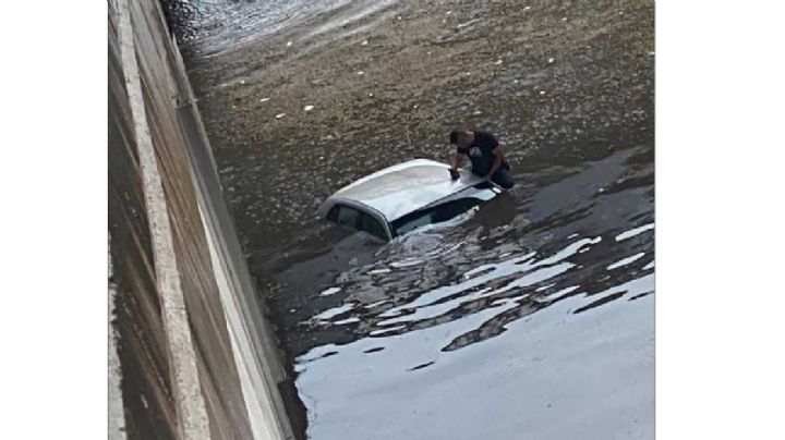 Se inunda puente deprimido de Hermanos Aldama y un auto queda atrapado