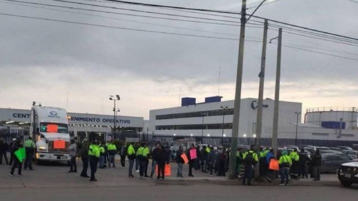 Empleados de Alpura cierran la México-Querétaro; protestan por descuentos en nómina