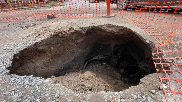 Se abre socavón de casi 3 metros de profundidad en León Moderno