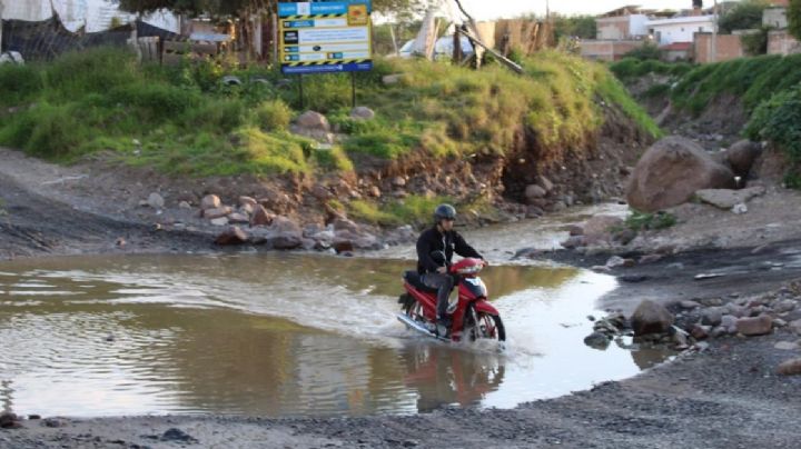 Cientos de personas cruzan el río para llegar a casa, en León