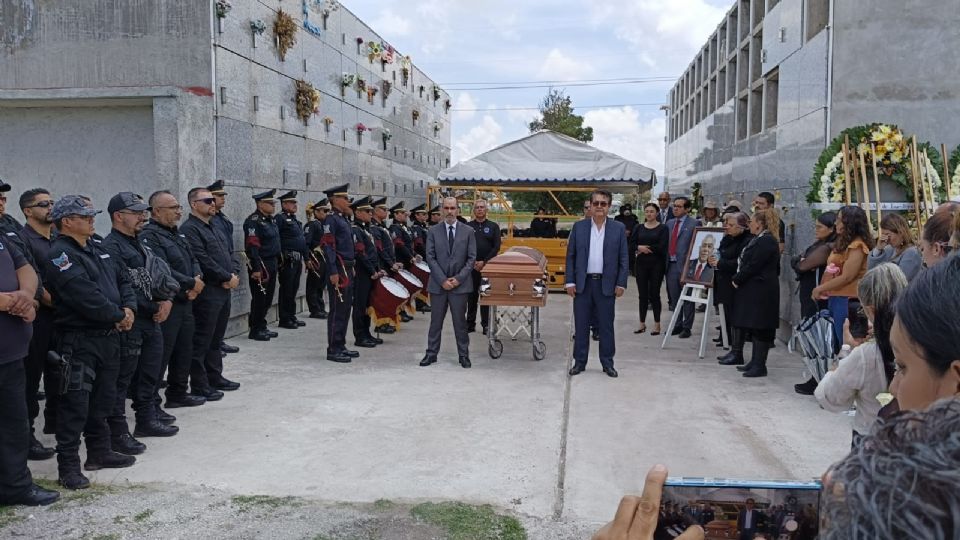 El sepelio fue llevado a cabo en un memorial y acudieron conocidos del ex agente